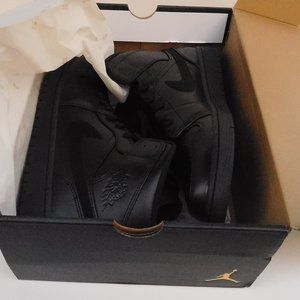 Air Jordon 1 MID Triple Black Sneakers S 12 New in Box
